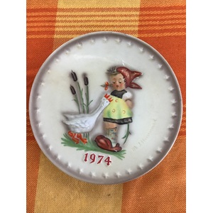 VINTAGE Goebel MJ Hummel 1974 Annual Plate